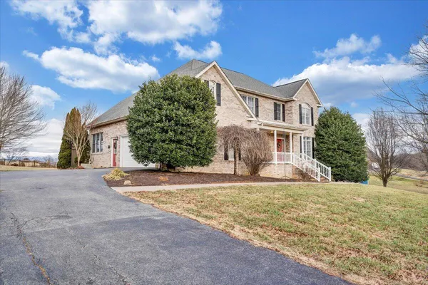 $724,950 | 185 Walnut Manor Drive, Fincastle, VA 24090