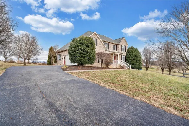 $724,950 | 185 Walnut Manor Drive, Fincastle, VA 24090