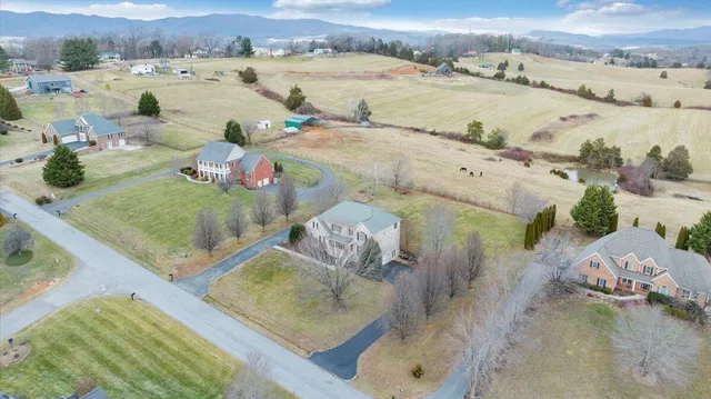 $724,950 | 185 Walnut Manor Drive, Fincastle, VA 24090