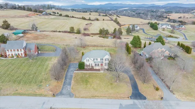 $724,950 | 185 Walnut Manor Drive, Fincastle, VA 24090