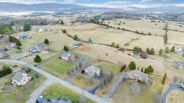 $724,950 | 185 Walnut Manor Drive, Fincastle, VA 24090