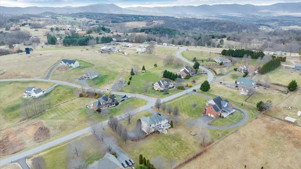 $724,950 | 185 Walnut Manor Drive, Fincastle, VA 24090