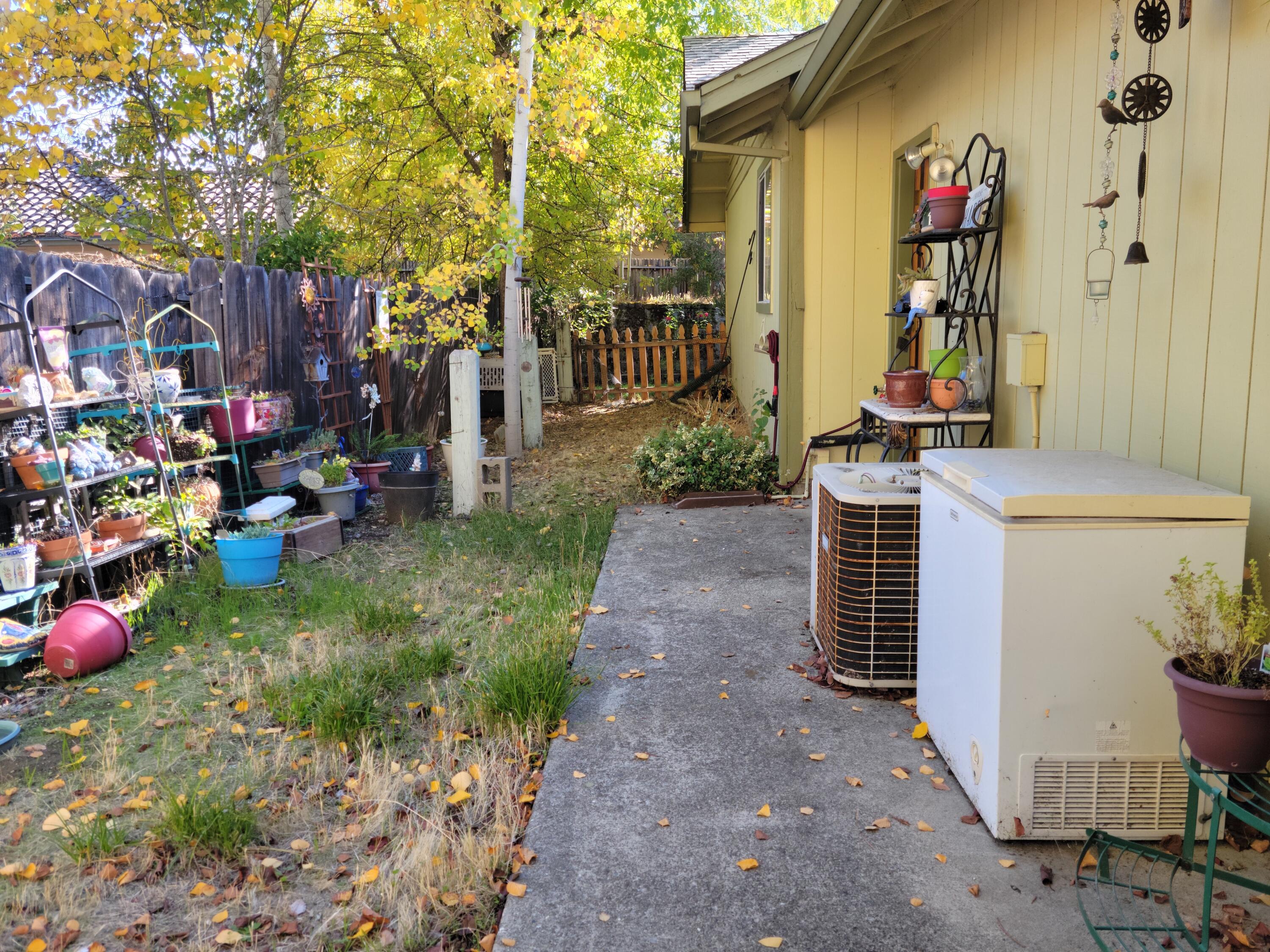 1523 Northwest Thompson Way Grants Pass, OR 97526 - Photo 32 of 34 SIDE YARD