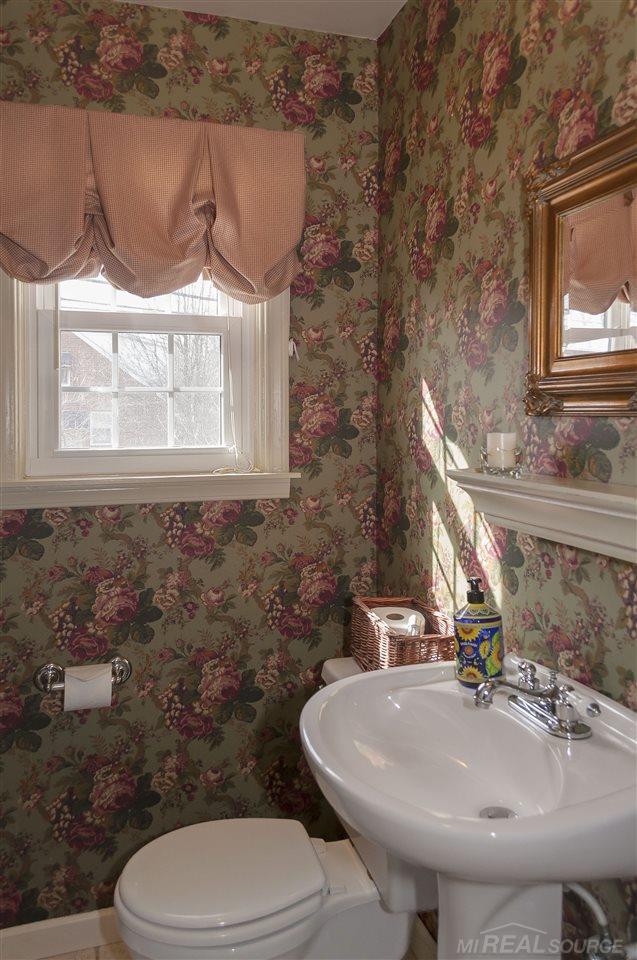 1652 Hawthorne Road Grosse Pointe Woods, MI 48236 - Photo 22 of 55