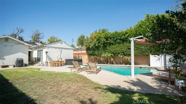$1,238,000 | 1900 North Kenwood Street, Burbank, CA 91505