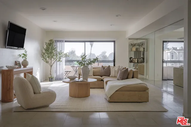 $749,000 | 4829 Whitsett Avenue, Unit 301, Valley Village, CA 91607