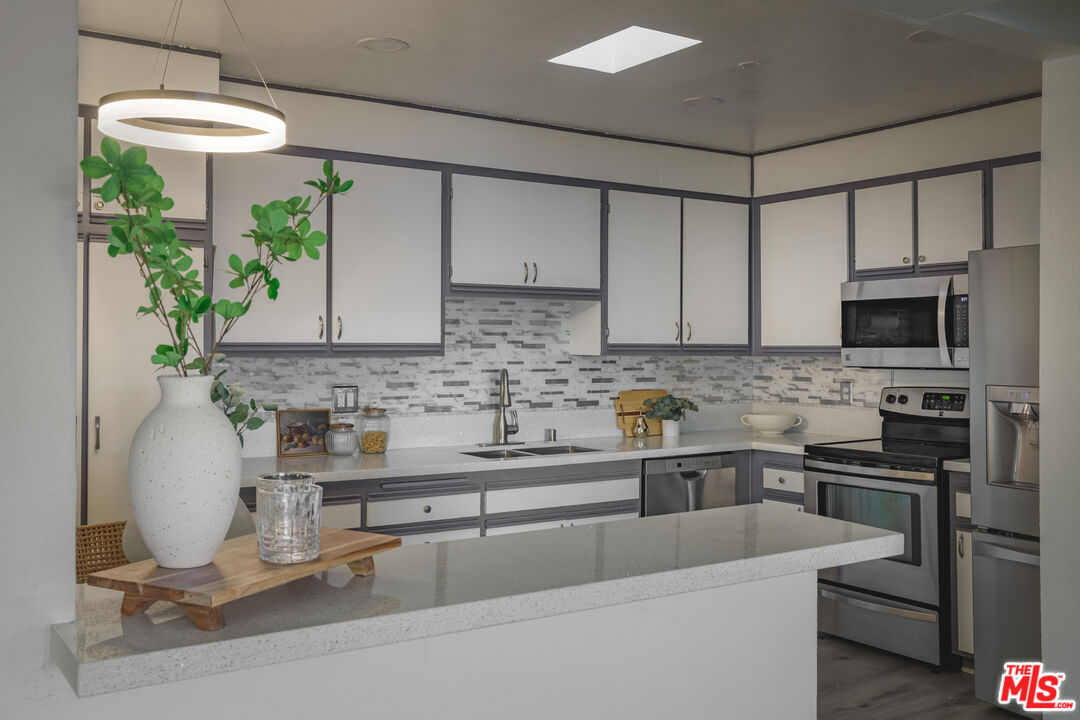 4829 Whitsett Avenue, Unit 301 Valley Village, CA 91607 - Photo 11 of 37