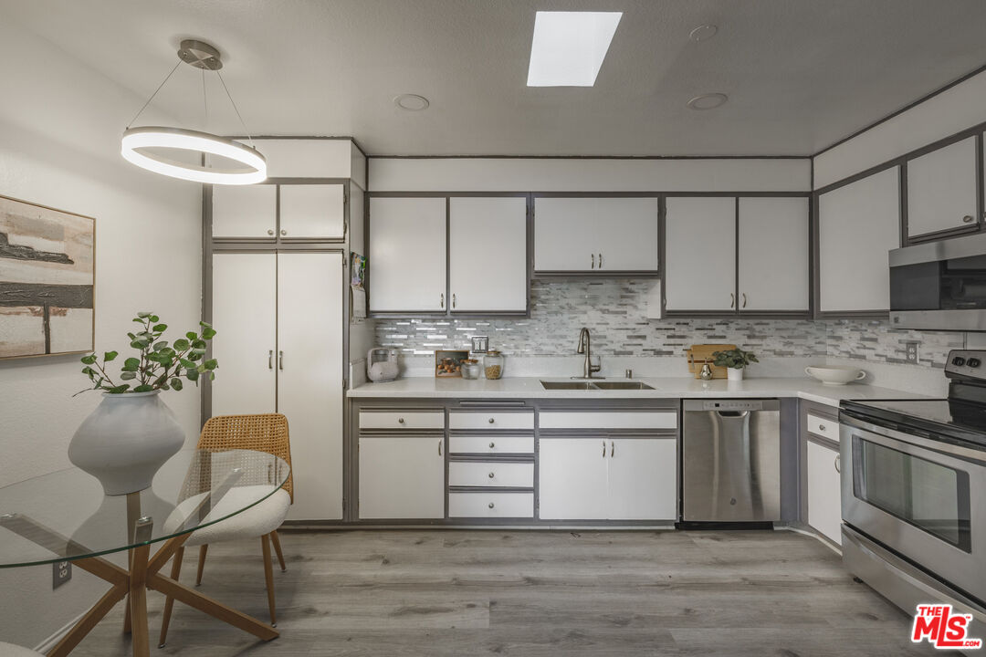 4829 Whitsett Avenue, Unit 301 Valley Village, CA 91607 - Photo 12 of 37