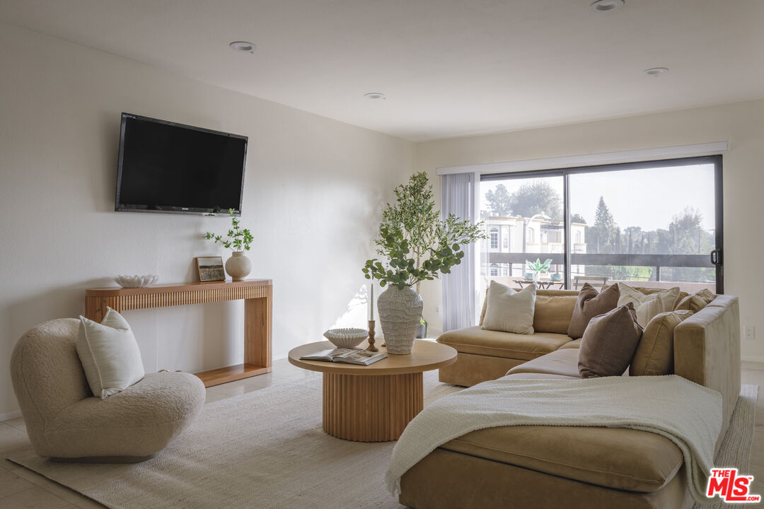 4829 Whitsett Avenue, Unit 301 Valley Village, CA 91607 - Photo 2 of 37