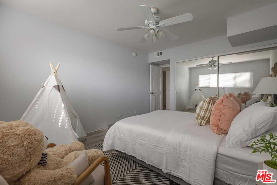 4829 Whitsett Avenue, Unit 301 Valley Village, CA 91607 - Photo 24 of 37