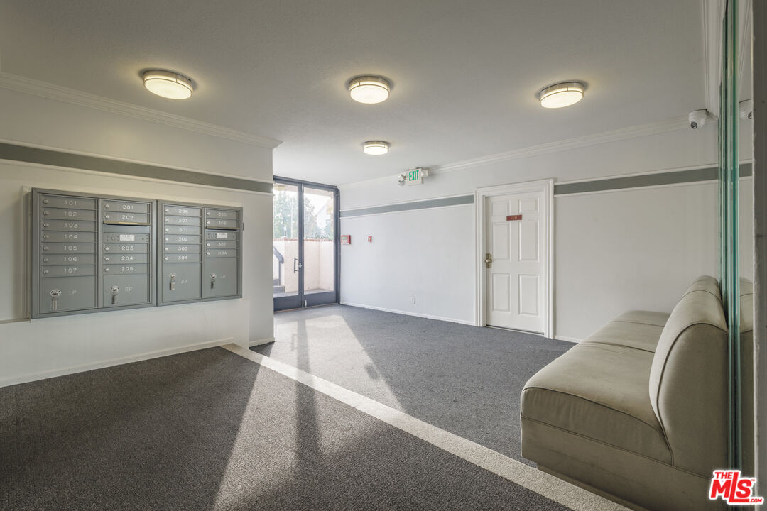 4829 Whitsett Avenue, Unit 301 Valley Village, CA 91607 - Photo 32 of 37