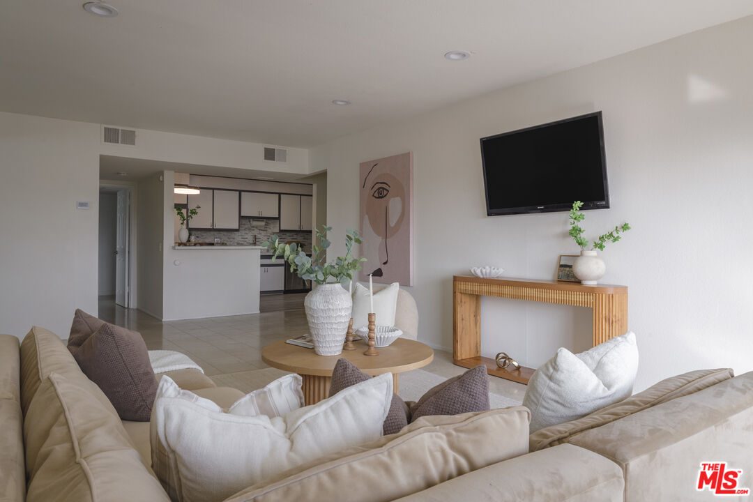 4829 Whitsett Avenue, Unit 301 Valley Village, CA 91607 - Photo 4 of 37