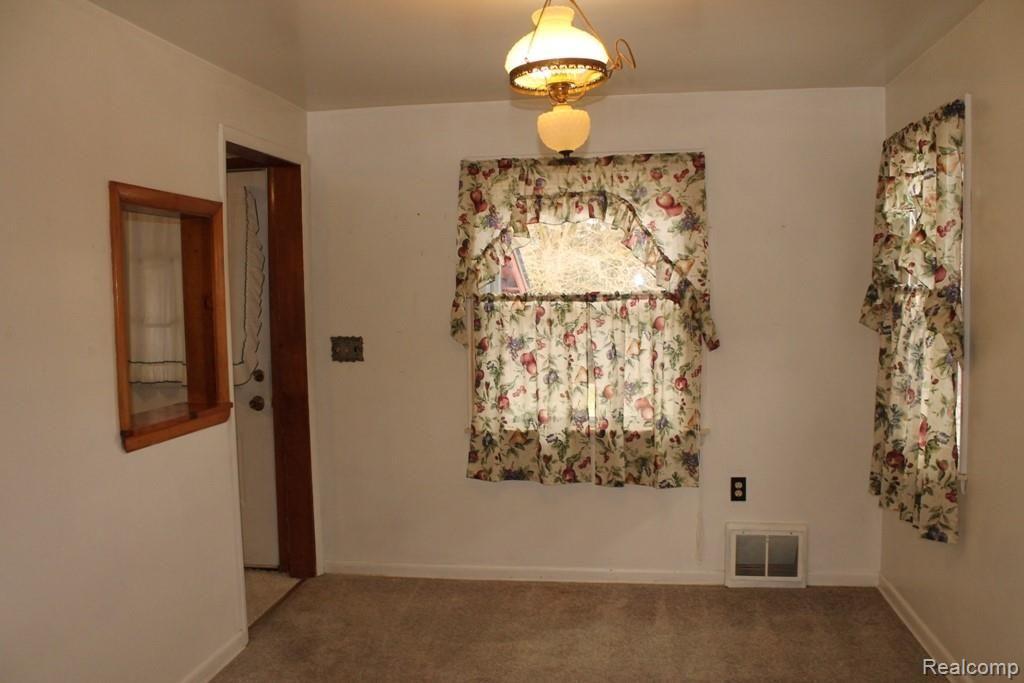 10321 Gordon Road Fenton, MI 48430 - Photo 8 of 37 Dining area.