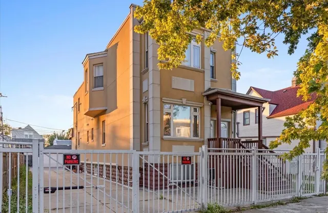 $2,395 | 2028 North Hamlin Avenue, Unit 2, Chicago, IL 60647