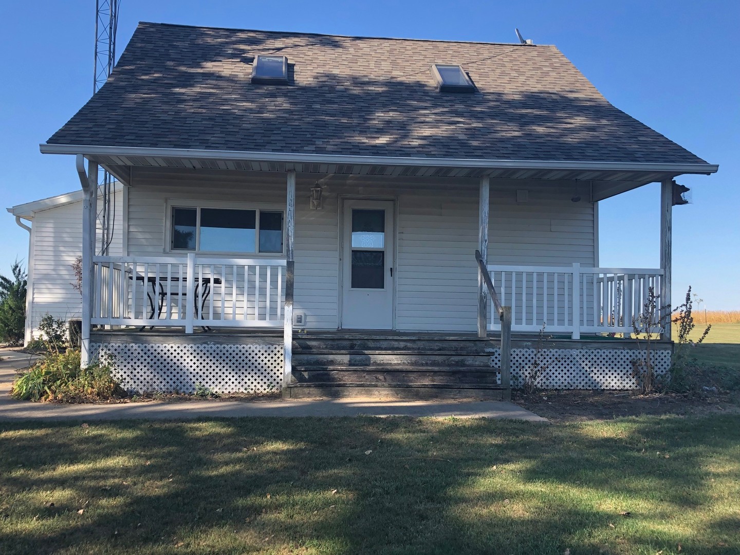 a view of a house with backyard