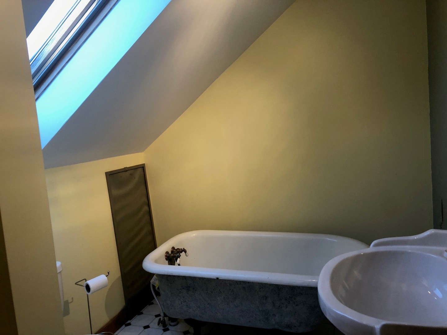 791 North 36th Road Utica, IL 61373 - Photo 15 of 24 a bathroom with a bathtub and sink