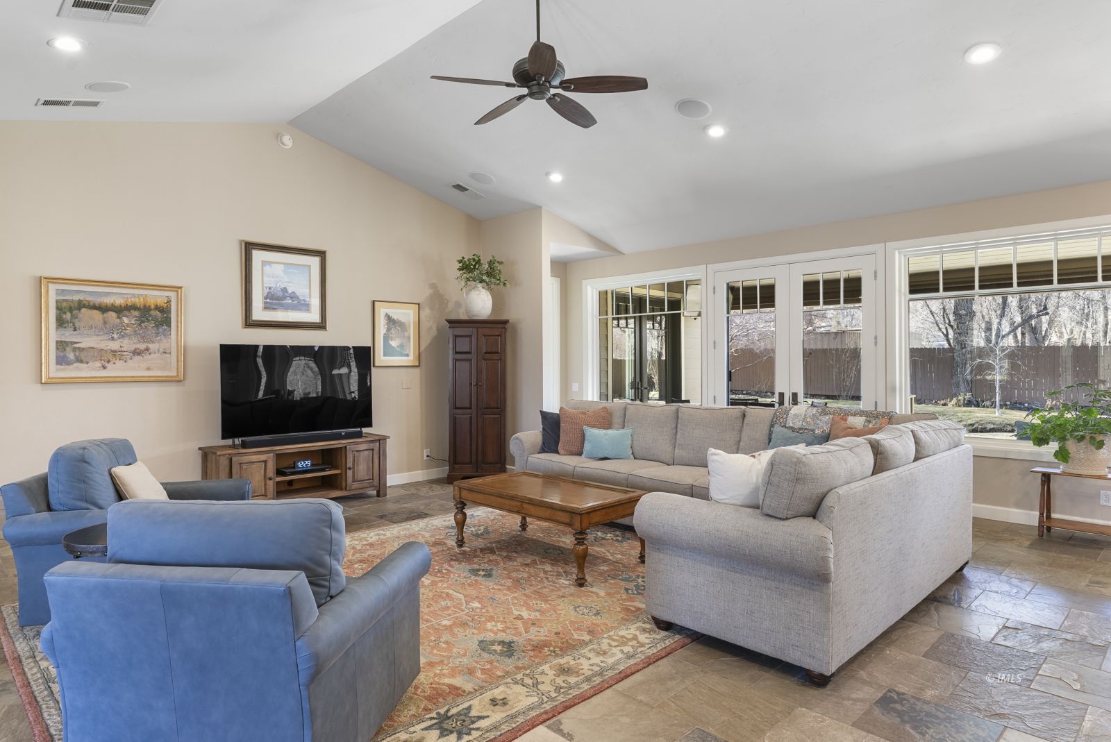 233 Mt Tom Road Bishop, CA 93514 - Photo 22 of 35 Living Room