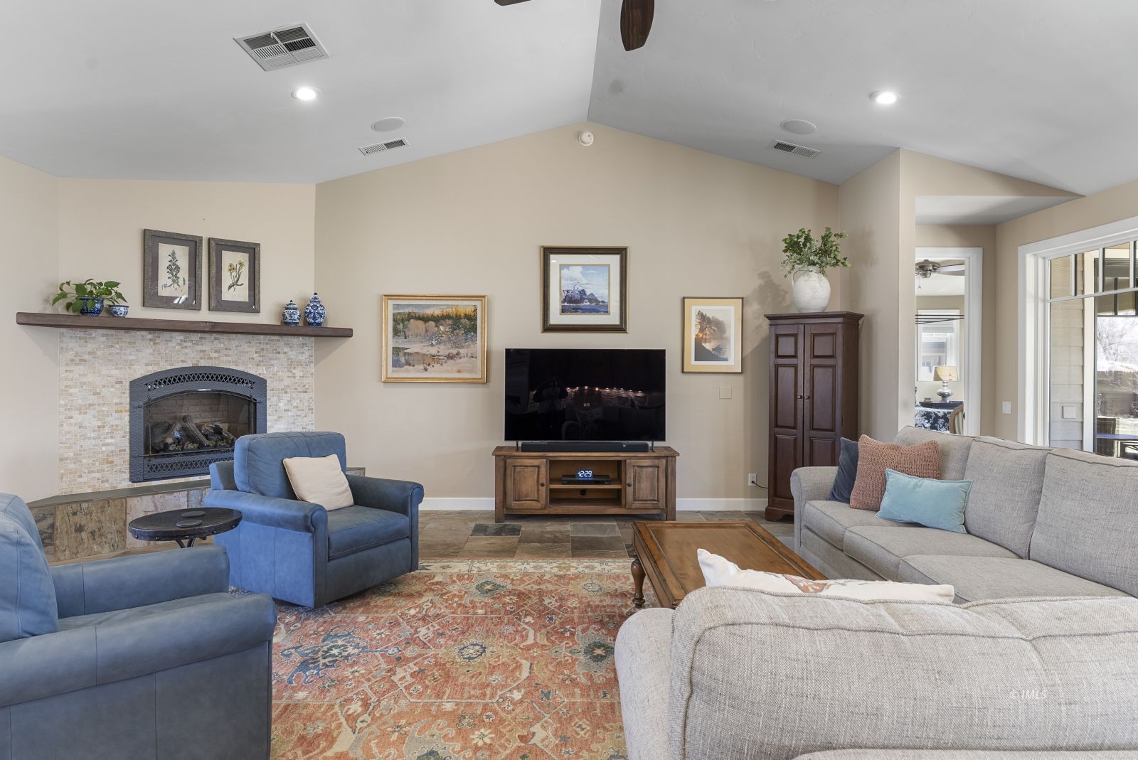 233 Mt Tom Road Bishop, CA 93514 - Photo 23 of 35 Living Room