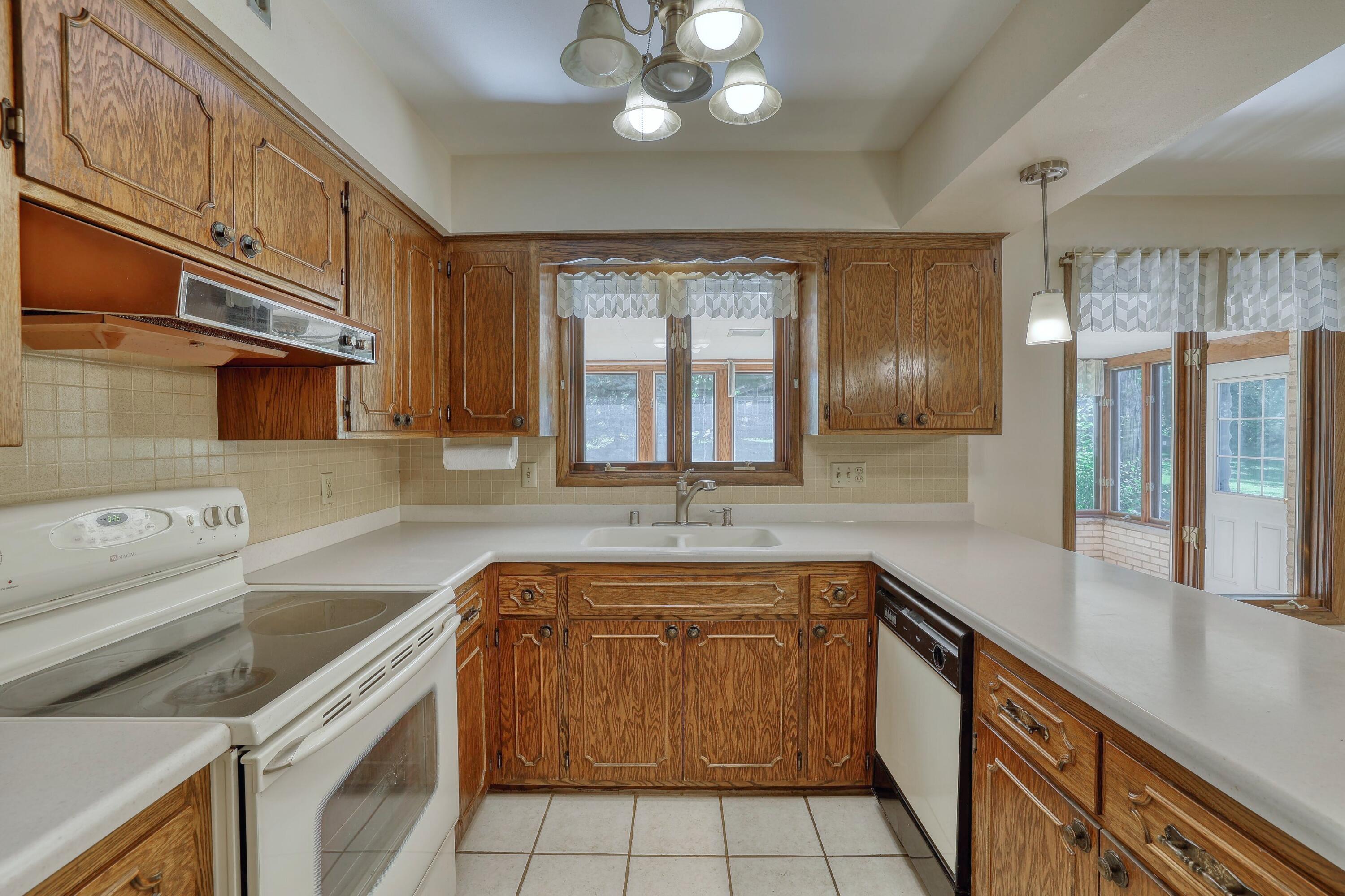3910 Fresno Road Brookfield, WI 53045 - Photo 6 of 47 Kitchen