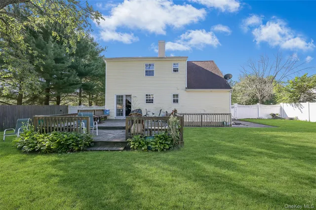 a view of a house with backyard and a garden