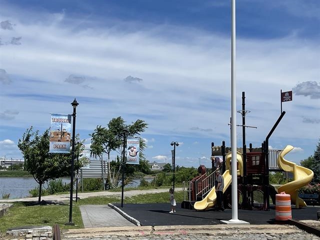 775 3rd Street, Unit 2 Secaucus, NJ 07094 - Photo 21 of 23 a front view of a house with garden