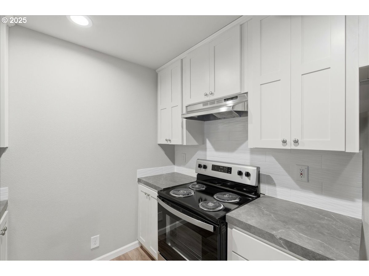 20815 Walnut Street Northeast Aurora, OR 97002 - Photo 11 of 32 a kitchen with a stove and a microwave