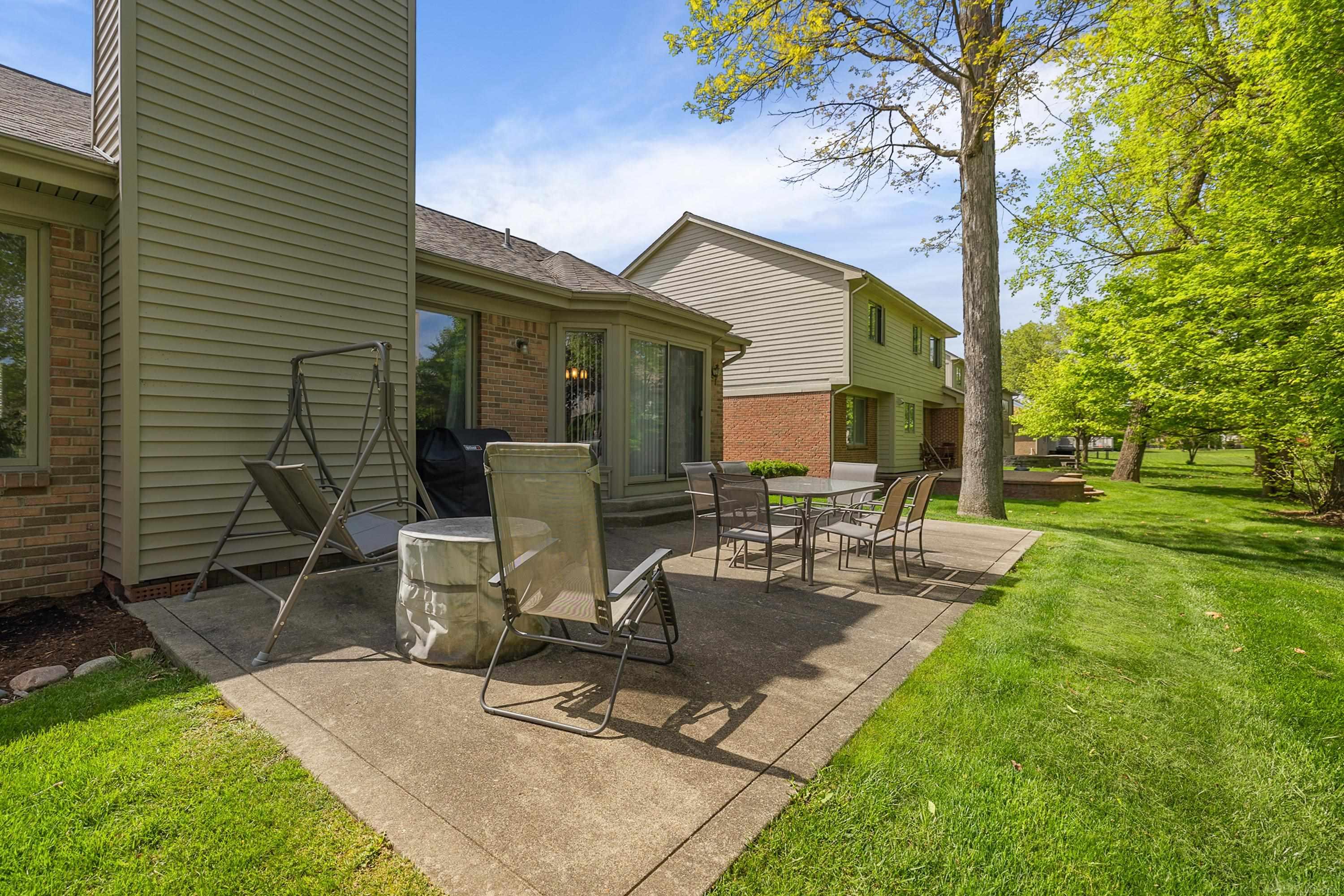 2053 Roundtree Rochester Hills, MI 48307 - Photo 4 of 22
