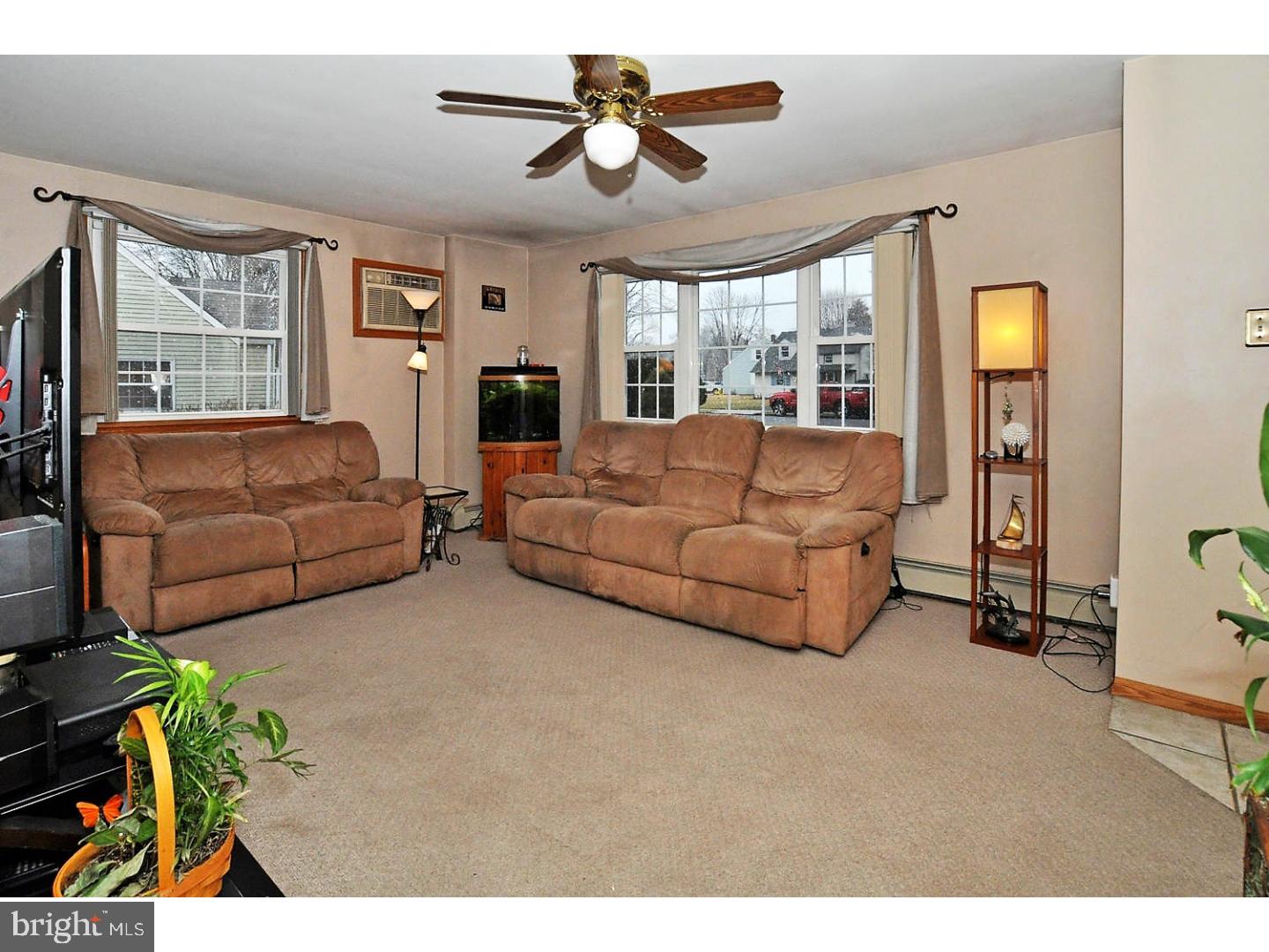 439 Tanner Road Hatboro, PA 19040 - Photo 2 of 25 Living Room