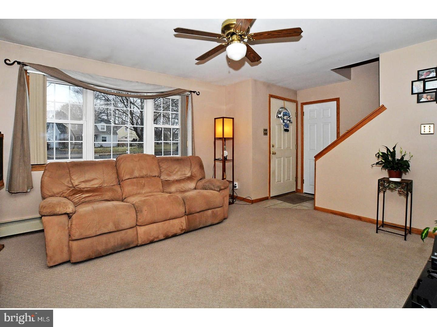 439 Tanner Road Hatboro, PA 19040 - Photo 3 of 25 Living Room