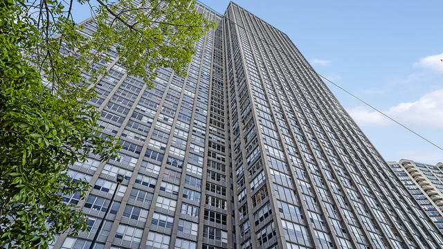 655 West Irving Park Road, Unit 1201 Chicago, IL 60613 - Photo 2 of 25 a view of a building