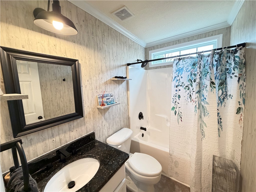 418 Roberts Road Taylors, SC 29687 - Photo 24 of 29 Guest Bath