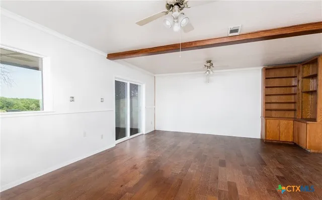 a view of a grassy area