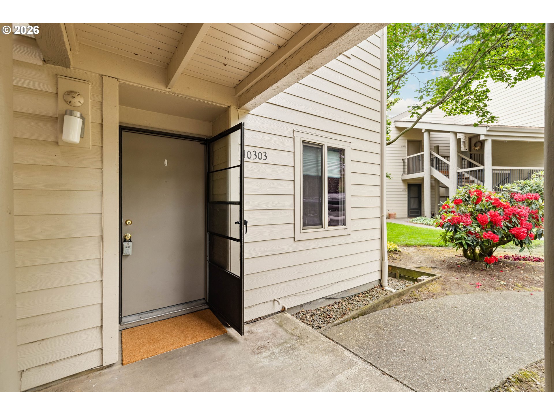 10303 Southwest Trapper Terrace Beaverton, OR 97008 - Photo 4 of 46