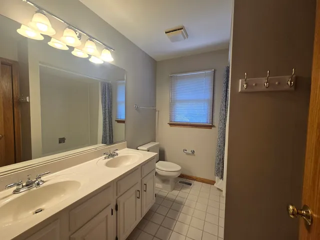 $4,200 | 1565 Old Barn Circle, Libertyville, IL 60048