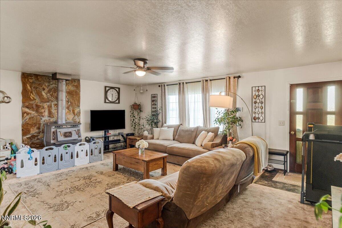 6975 Cox Road Fallon, NV 89406 - Photo 17 of 45 cox rd living room