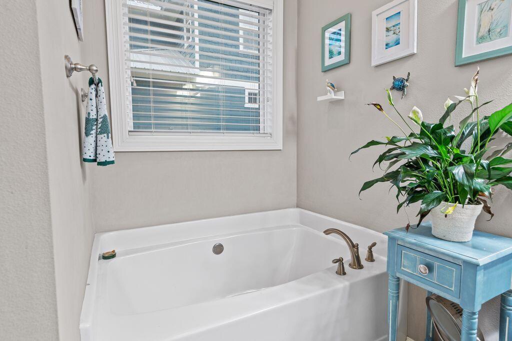 40 Oyster Boulevard Freeport, FL 32439 - Photo 16 of 30 a bathroom with a bathtub