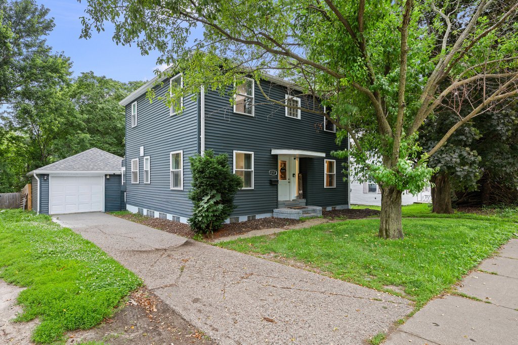 1717 North 3rd Street Clinton, IA 52732 - Photo 2 of 40