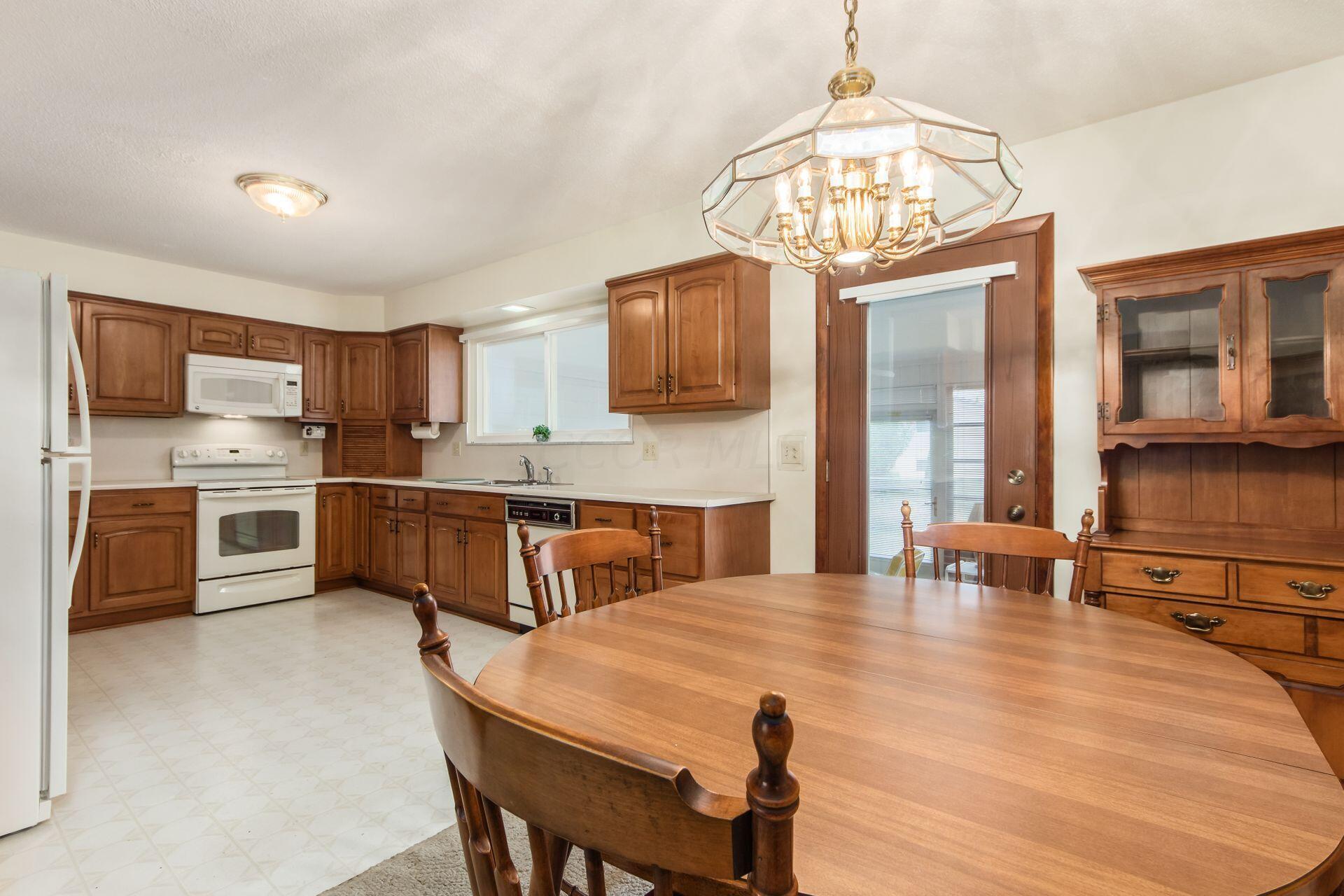 4811 Manitoba Road Columbus, OH 43229 - Photo 7 of 35 Dining Space
