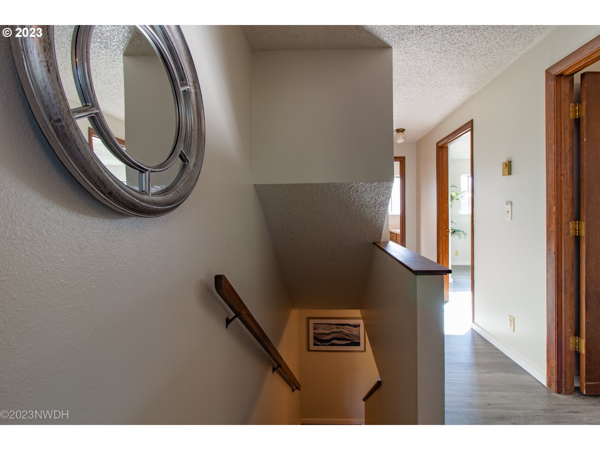 1302 Quaker Street Eugene, OR 97402 - Photo 15 of 28 a view of a livingroom with furniture and mirror
