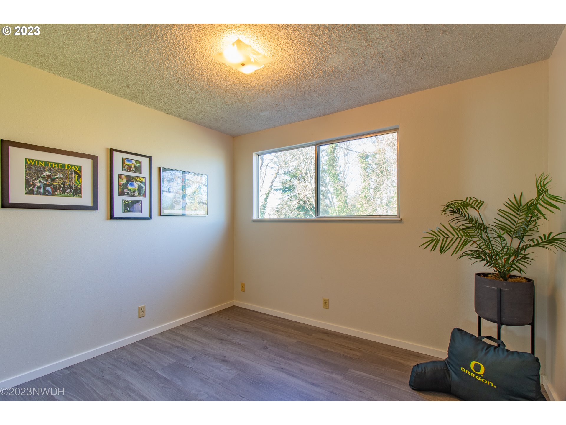 1302 Quaker Street Eugene, OR 97402 - Photo 20 of 28 a view of entryway with wooden floor