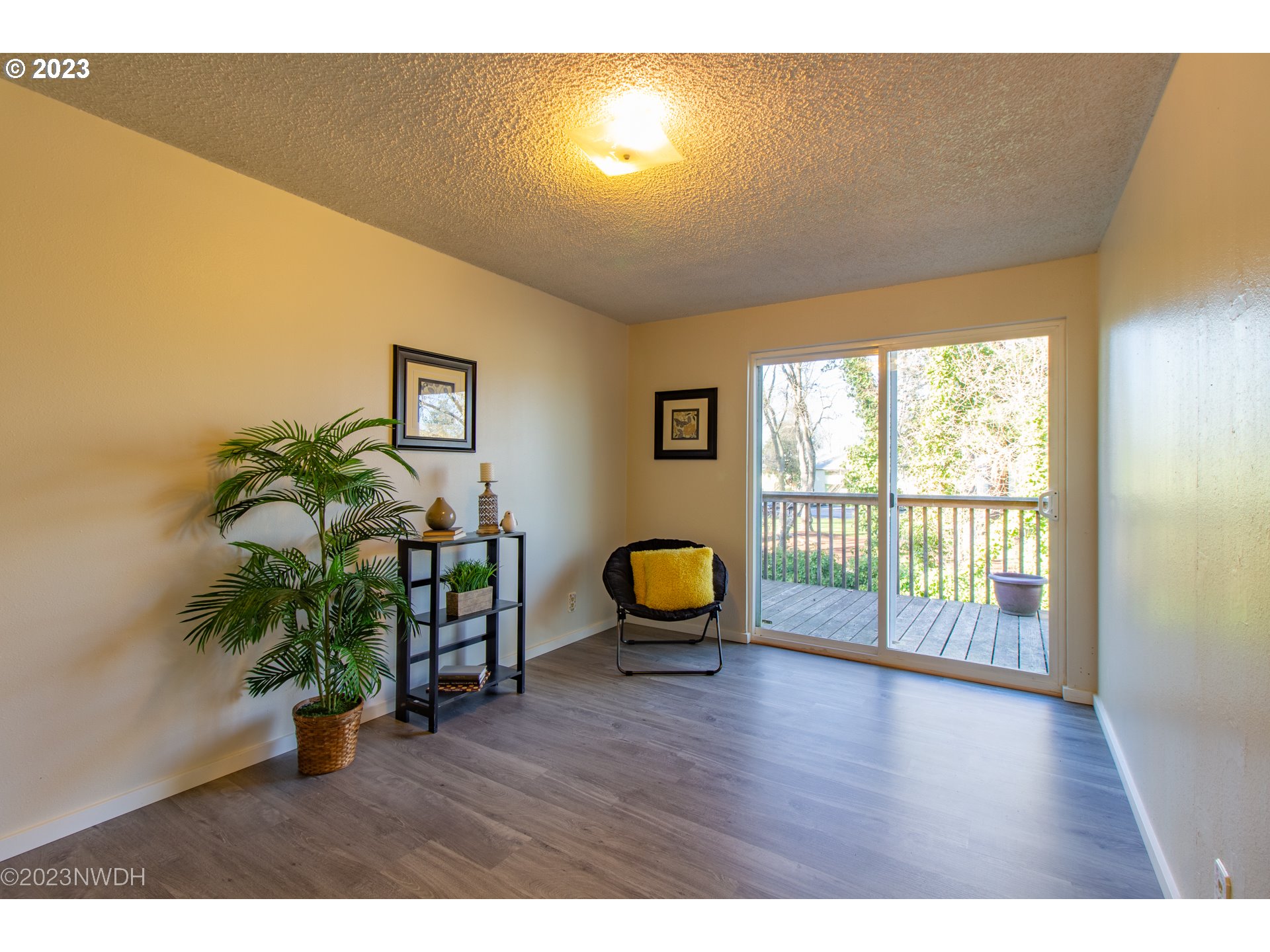 1302 Quaker Street Eugene, OR 97402 - Photo 24 of 28 a view of a livingroom with furniture wooden floor
