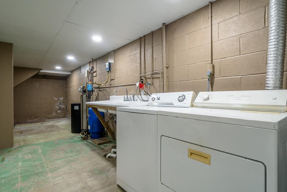 2574 Spaders Church Road Harrisonburg, VA 22801 - Photo 16 of 28 a utility room with dryer and washer