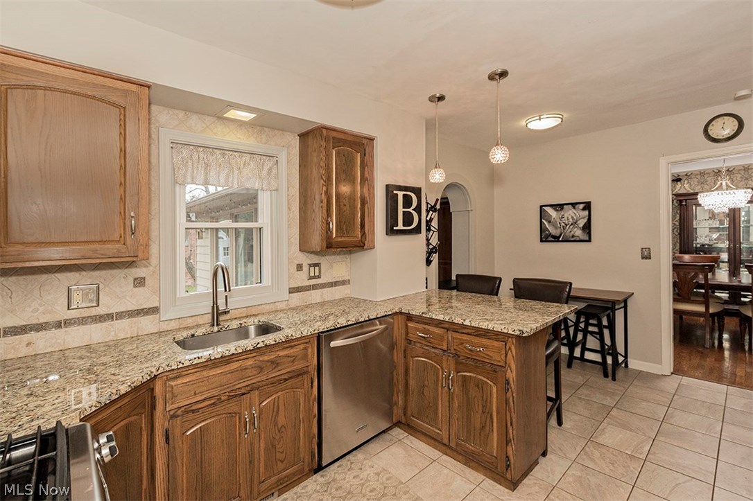 2612 Fenwick Road Cleveland, OH 44118 - Photo 6 of 31 Gallery Image 6