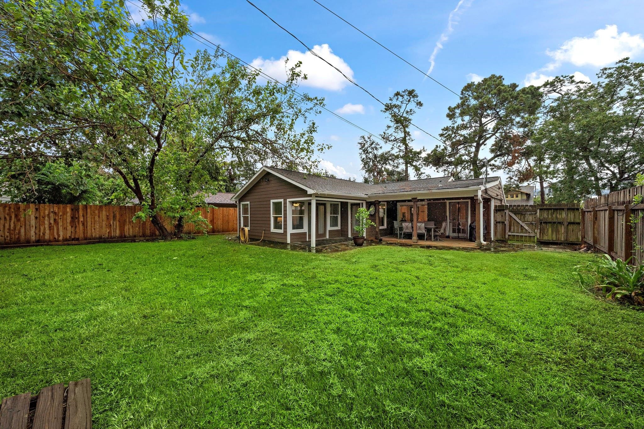 954 West 41st Street Houston, TX 77018 - Photo 19 of 19 a view of a house with backyard and garden