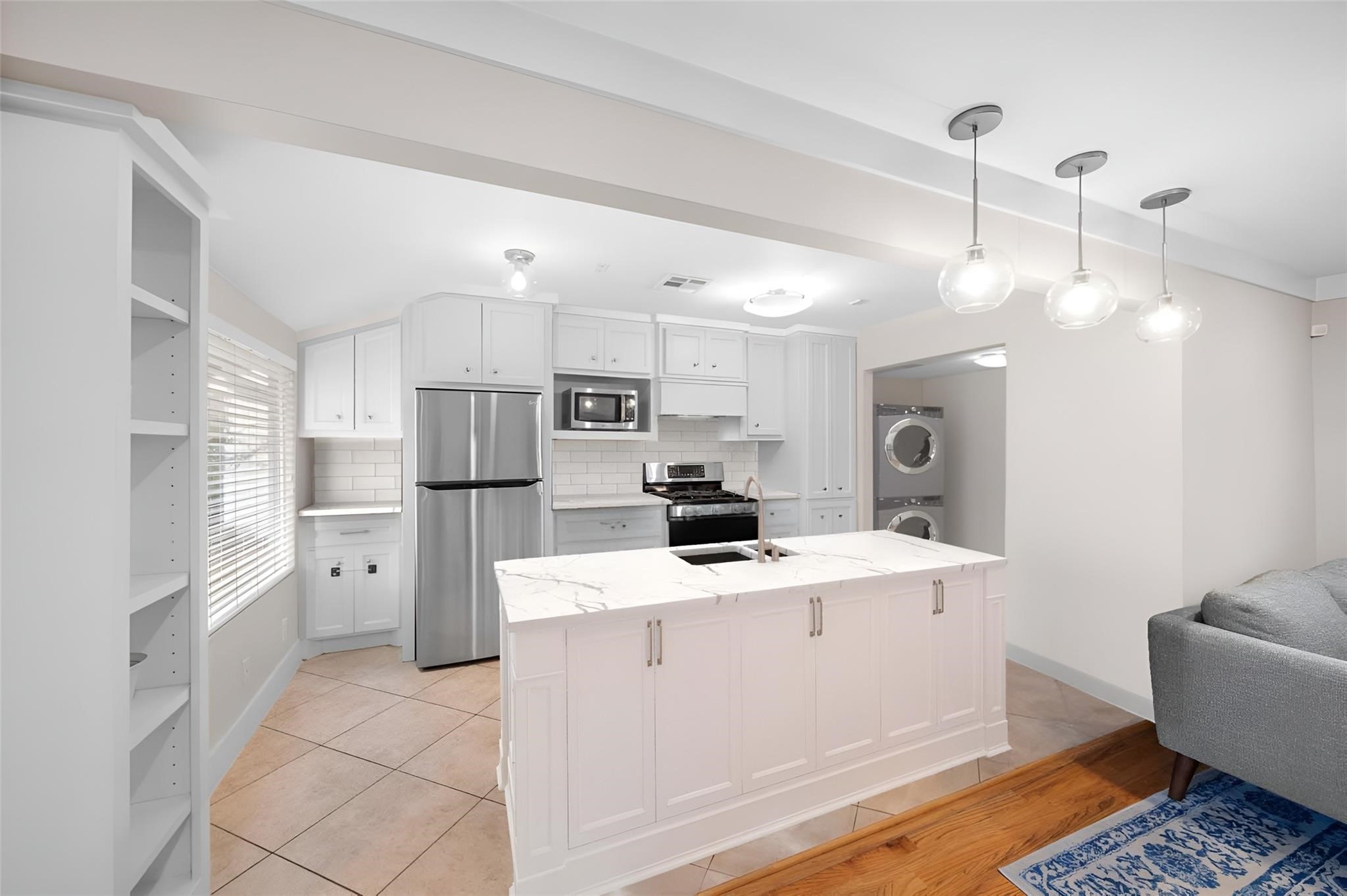 954 West 41st Street Houston, TX 77018 - Photo 5 of 19 a view of a kitchen with refrigerator and stove