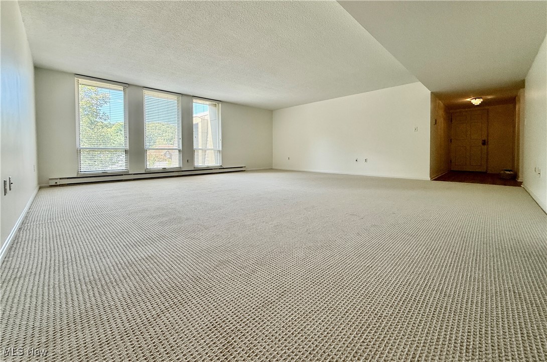 2385 Covington Road, Unit 402 Akron, OH 44313 - Photo 15 of 41 Living Room