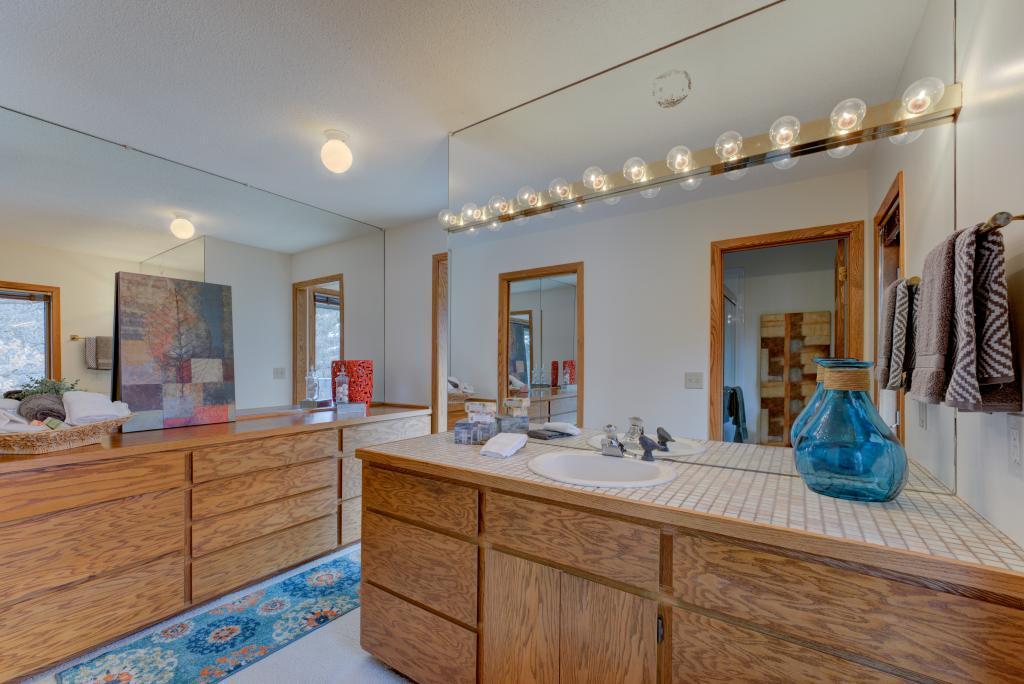 8640 Lakeview Road Bloomington, MN 55438 - Photo 17 of 26 Gallery Image 17