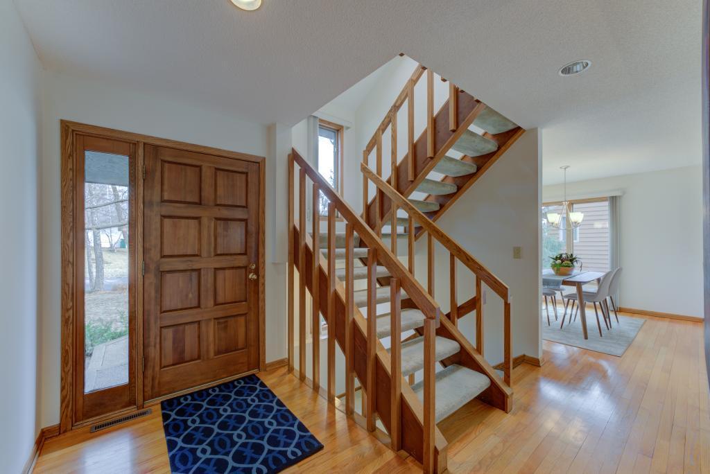 8640 Lakeview Road Bloomington, MN 55438 - Photo 2 of 26 Gallery Image 2