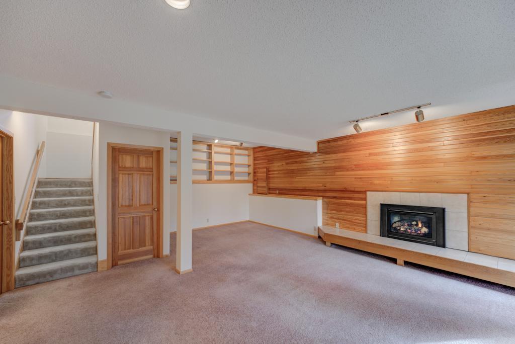 8640 Lakeview Road Bloomington, MN 55438 - Photo 22 of 26 Gallery Image 22