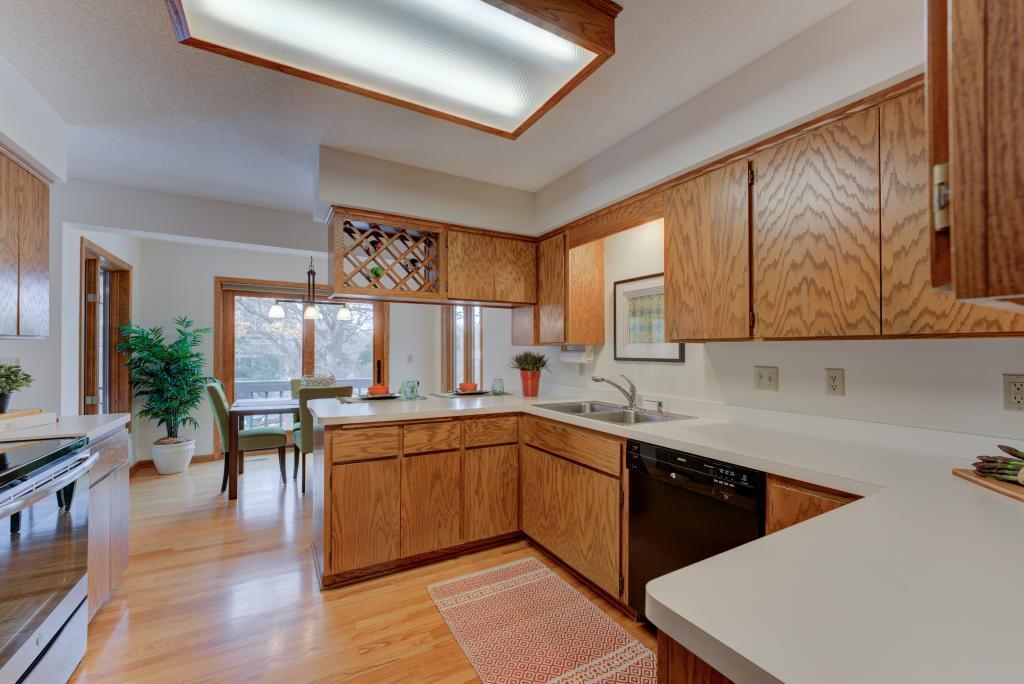 8640 Lakeview Road Bloomington, MN 55438 - Photo 8 of 26 Gallery Image 8